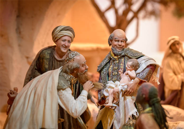 Reyes Magos jugando con el niño Jesús