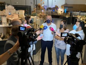 Antonio Díaz y Ana Caballero con los medios, en el Museo Internacional de Arte Belenista