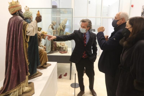 Victor González, diputado provincial, inaugurando la exposición El belén, un arte de coleccionismo en el MAD Antequera junto a Antonio Díaz y Ana Caballero