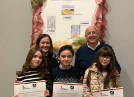 Ana Caballero y Antonio Díaz junto a los escolares premiados en el II Concurso de Felicitaciones Navideñas del Museo Internacional de Arte Belenista de Mollina