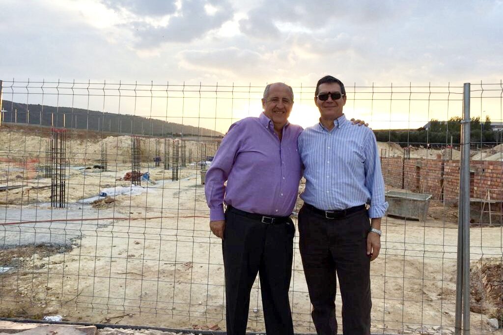 Antonio Díaz y Antonio Bernal, en noviembre de 2014, junto a los terrenos donde está construido el Museo Internacional de Arte Belenista