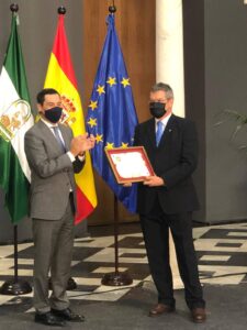 Bernal, junto al presidente de la Junta, Juanma Moreno, recogiendo el Premio Andalucía de Belenismo