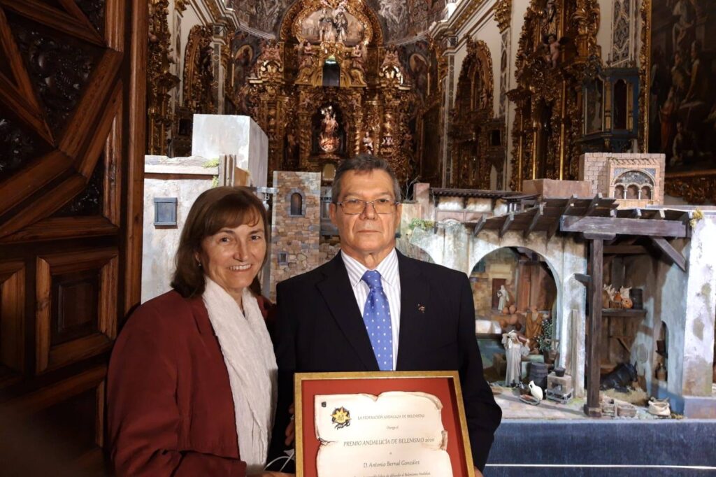 Junto a su esposa, María Candelaria, tras recibir el Premio Andalucía de Belenismo