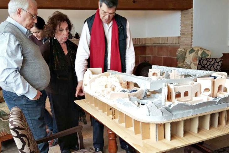 Mostrando la maqueta de 'La Cueva' a Ángela, Tripi y Damiano