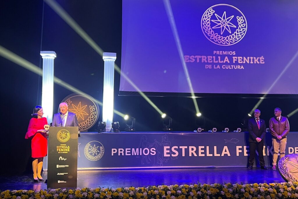 Ana Caballero y Antonio Díaz, tras recoger el Premio Estrella Feniké 2023 de la Asociación Zegrí de Málaga, en la categoría de Institución de la Provincia