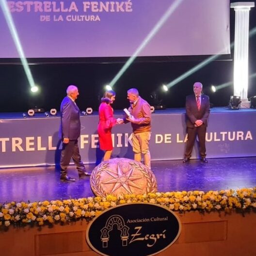 Antonio Díaz y Ana Caballero, recogen el Premio Estrella Feniké de la Asociación Zegrí de Málaga