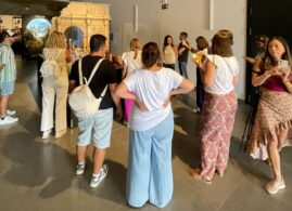 Grupo de blogueros de viajes junto al Arco de Constantino