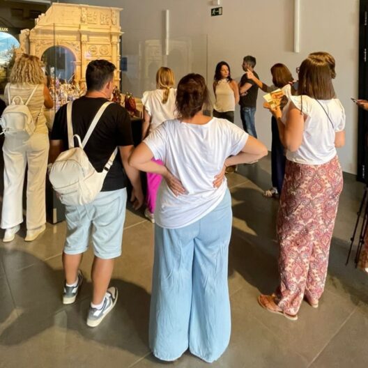 Grupo de blogueros de viajes junto al Arco de Constantino