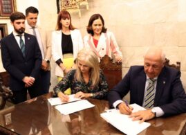 Patricia del Pozo y Antonio Díaz, firmando el convenio para la difusión el Museo Internacional de Arte Belenista, junto al director y patronos de la Fundación