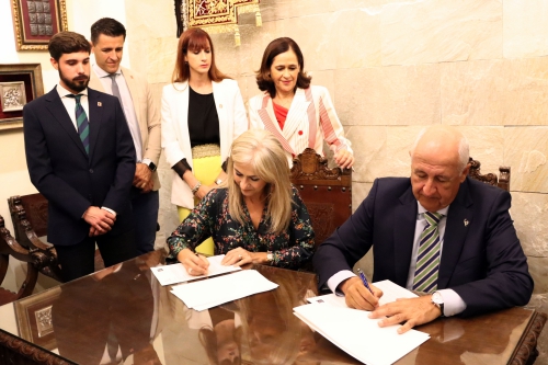 Patricia del Pozo y Antonio Díaz, firmando el convenio para la difusión el Museo Internacional de Arte Belenista, junto al director y patronos de la Fundación